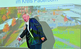 Konkrete Hilfe: "Wenn Sie Menschen in Not helfen, tut das auch Ihnen gut", sagte Willi Schmidt, stellvertretender Vorsitzender des DRK Kreisverbandes Paderborn. - Kreisverwaltung Paderborn