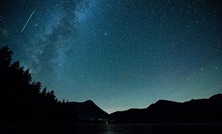 Sternschnuppen lassen sich am besten mit langen Belichtungszeiten und einer mittleren ISO-Zahl fotografieren. (Archivbild) - Matthias Balk/dpa/dpa-tmn