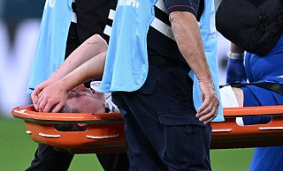 Englands Keira Walsh wird nach einem Zusammenstoß vom Platz getragen. - Dean Lewins/AAP/dpa