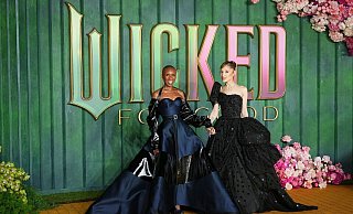 Cynthia Erivo, links, eilte Ariana Grande bei dem Vorfall in Singapur zu Hilfe. (Archivbild) - Scott A Garfitt/Invision/AP/dpa