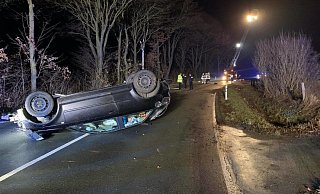 Der Audi war zunächst vor eine Feldauffahrt geprallt, bevor er sich überschlung und mitten auf der Fahrbahn auf dem Dach liegen blieb. - FFW Warburg