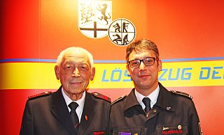 Heiner Gausemeier (l.) vererbte das Feuerwehr-Gen auf seinen Sohn Mike. - Axel Langer (Archiv)