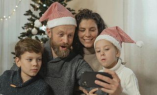 Weihnachtsgrüße für die ganze Familie: Oma, Opa, Mama und Papa freuen sich über Weihnachtsgrüße – wir verraten Ihnen, welche besonders lustig und besinnlich sind. - Symbolbild: Pexels