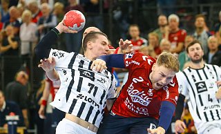 Elias Ellefsen á Skipagøtu (THW Kiel) im Zweikampf mit Simon Pytlick (SG Flensburg-Handewitt). - Michael Hundt/dpa