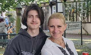 Eines der letzten Fotos von Joanna S. und ihrem Sohn Philipos. Es entstand am Mittag vor der tödlichen Attacke am Kurpark in Bad Oeynhausen am Friedensplatz in der Altstadt von Minden. - privat