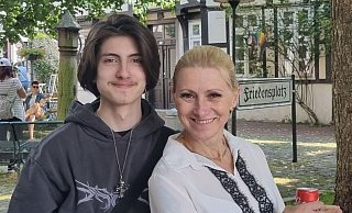 Dieses Foto von Philipos Tsanis und seiner Mutter Joanna Steinmann entstand am Friedensplatz in Minden. Auch die Mutter hofft. dass der Täter seine gerechte Strafe bekommt. - Privat