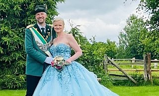 Das Königspaar Dieter und Christina Thomas steht im Mittelpunkt des Festes. - Heimatverein Blankenrode