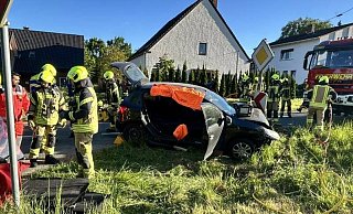 Die Feuerwehr Rödinghausen wurde zu einem schweren Verkehrsunfall am Freitagabend alarmiert. - Feuerwehr Rödinghausen