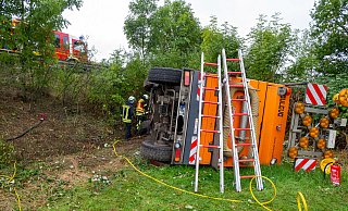 Die Kehrmaschine ist auf der Seite liegengeblieben, nachdem sie die Böschung runtergeruscht ist. - Freiwillige Feuerwehr Porta Westfalica