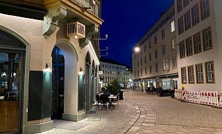 Die Bielefelder Altstadt ist am Montagabend verlassen. Neben Gastronomie und Einzelhandel erleben viele weitere Branchen Umsatzeinbrüche. - Christian Mathiesen