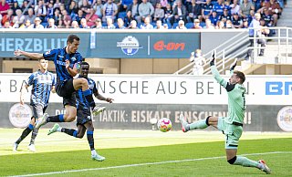 Paderborns Ron Schallenberg macht das Tor zum 3:2.  - dpa