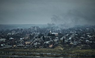 Rauch steigt aus brennenden Gebäuden in einer Luftaufnahme von Bachmut auf. - Libkos/AP