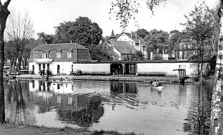 Paddler auf der Werre: Die Badeanstalt am Bergertor war bis zum Badeverbot 1956 in Betrieb. - Georg Heese (Kommunalarchiv)