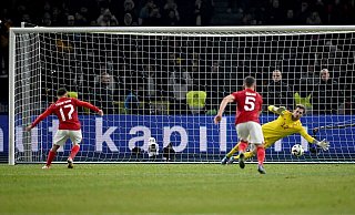 Deutschlands Torwart Kevin Trapp kann den Elfmeter von Yusuf Sari von der Türkei nicht halten. - Federico Gambarini/dpa