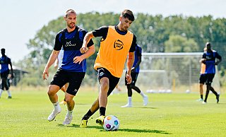Marcel Hoffmeier (r.) und Jannis Heuer, hier im Wintertrainingslager in Spanien, verbuchten in der vergangenen Zweitliga-Saison zusammen knapp 4.800 Einsatzminuten. Das war für den SC Paderborn bares Geld wert. - Besim Mazhiqi