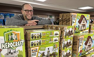 In seinem Paderborner Klemmbausteinladen Steingemachtes verkauft Thorsten Klahold auch die von ihm erdachten Sets der neu aufgelegten Marke Kiddicraft. - Jens Reddeker