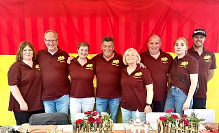 Das Königspaar des Heidefests 2024/2025 der Stadtheide-Vereinigung, Ludger und Regina Gerold, genießt mit seinem Hofstaat (v. l.) Alexandra und Uwe Gerold, Regina und Ludger Gerold, Brigitte und Elmar Gerold, Linda Schütte und Marius Gerold sowie allen Besuchern ein tolles dreitägiges Fest mit einem unterhaltsamen bunten Programm - leider ohne Nachfolge. - Carola Drabon