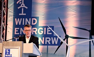 Der Herr der Zahlen: Jürgen Quentin von der Fachagentur Wind und Solar präsentiert bei den Windenergietagen in Bad Driburg die aktuellsten Zahlen, die die Branche frohlocken lassen. Fotos: David Schellenberg - David Schellenberg