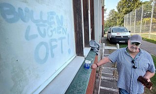 Uwe Bunk aus Gütersloh hat sich jahrelang darum bemüht, dass die Anti-Polizei-Graffiti an der Turnhalle verschwinden. Weil nichts passierte, informierte er die NW. - Andreas Frücht