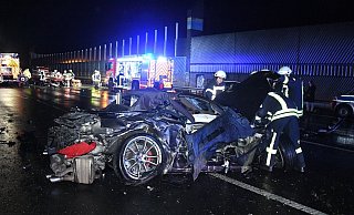 Wenige Sekunden, nachdem der Porschefahrer ausgestiegen war, prallte der Touareg in den Sportwagen. - Andreas Eickhoff