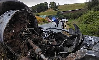Der schwarze Kleinwagen der Unfallverursacherin landete etwa hundert Meter unterhalb der Unfallstelle, wo der weiße Bulli (Hintergrund) zum Stehen kam. - Svenja Ludwig