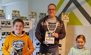 „Pickel-Jauh"-Präsident Uwe Jonietz bereitet die Motivationspakete vor. Um die Kontakte in der Corona-Zeit so gering wie möglich zu halten, findet dies in seinem eigenen Haushalt statt und er wird unterstützt von seinen Kindern Finn und Mia. - Pickel Jauh