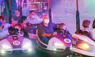 Auf der Radrennbahn in Bielefeld mussten die Besucher des Auto-Scooters Mund-Nase-Masken während der Fahrt tragen. Das wird auch beim Freizeitpark auf dem Pollhansgelände verlangt - Sarah Jonek