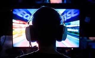 Längeres Starren auf den Bildschirm kann zu trockenen und gereizten Augen führen, bewusstes Blinzeln hilft, die Augen feucht zu halten. - Julian Stratenschulte/dpa