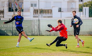 SCP-Stürmer Marvin Pieringer (l.), der hier im Wintertrainingslager in Spanien Torhüter Leopold Zingerle überwindet, ist seit diesem Dienstag wieder im Mannschaftstraining. - Besim Mazhiqi