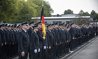 Die angehenden Polizeibeamten stehen in Reih und Glied. - © Jörg Dieckmann - www. dieckmann-fotodesign.de