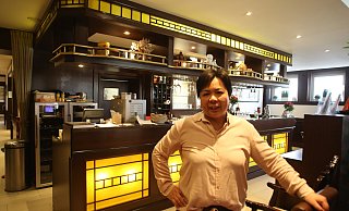 Betreiberin Pinyan Cheng vor der Theke ihres Restaurants "Der goldene Wok" am Hüttenbrink. - Max Maschmann