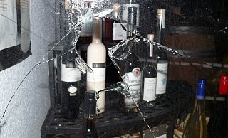 Die Schaufensterscheibe des Weinkontors in der Tonstraße wurde zerstört. - Polizei Minden-Lübbecke