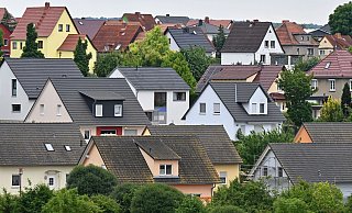 Werden nicht vollständig abbezahlte Immobilien innerhalb der Spekulationsfrist übertragen, oder müssen etwa Geschwister ausgezahlt werden, kann es sich lohnen, einen Steuerexperten zurate zu ziehen. - Martin Schutt/dpa/dpa-tmn