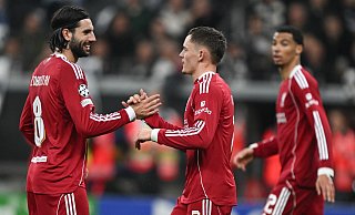 Lieferte beim 5:1 gegen Frankfurt unter anderem einen Assist für Dominik Szoboszlai (l): Liverpools Florian Wirtz (r). - Arne Dedert/dpa