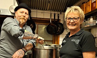 Manuela Schumacher und Thomas Hausmann vom Finlandia bekochen und bewirten am kommenden Montag bedürftige Menschen mit Grünkohl und Erbsensuppe. - Meiko Haselhorst