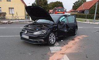 Das ramponierte Auto blieb nach dem Unfall auf der Kreuzung stehen. - Löschzug Dörenhagen