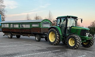 Die Polizei hat dieses Planwagengespann samt 21 alkoholisierten Partygästen am Freitag aus Verkehr gezogen. Die Partygäste war nicht das Problem. - Polizei Minden-Lübbecke Die Polizei hat dieses Planwagengespann samt 21 alkoholisierten Partygästen am Freitag aus Verkehr gezogen. Die Partygäste war nicht das Problem. - Polizei Minden-Lübbecke