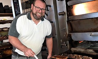 Björn Vollmer misst die Kerntemperatur seiner Christstollen. Zu sehen ist hier übrigens die Unterseite der Stollen. - Meiko Haselhorst