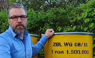 So könnten die Atommüll-Fässer aussehen, die ab 2027 in Würgassen zwischengelagert werden sollen. Diese Exemplare hat Dirk Wilhelm aber für Protestaktionen höchstpersönlich angepinselt. - privat