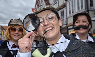 Die Mädels der Stadtverwaltung haben zu Weiberfastnacht als "Sherlock Holmes" die Innenstadtbelebung von Rietberg gesucht. - Birgit Vredenburg