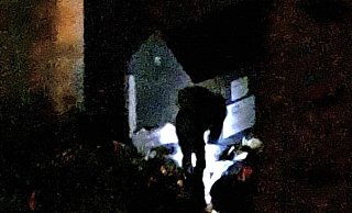 Mitten in der Nacht filmte der Bielefelder Gerald F., was er als das jüngste Phänomen an Altkleidercontainern in Bielefeld-Heepen beschreibt: nächtliche Plünderer, die das Müll-Problem verschlimmern. - Screenshot: NW