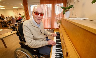 Rudolf Sichelschmidt greift auch im hohen Alter noch im Aufenthaltsraum des Heeper Seniorenheims Petristift in die Tasten des Klaviers. - Andreas Zobe
