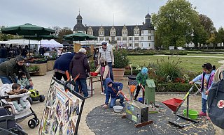 Der Tag der Regionen zum Ausklang des Paderborner Schloss-Sommers war wieder einmal gut besicht. Die vielen Besucherinnen und Besucher hatten an den vielen Ständen viel zu gucken. - Julia Spiekerkötter