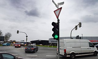 Fällt die Ampel aus, gilt umgehend das „Vorfahrt gewähren“-Schild über der Ampel. Der BMW-Fahrer fuhr trotzdem in die Kreuzung. - Barbara Franke