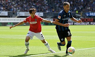 Neuzugang Marvin Pieringer (r.), der sich hier gegen Hannovers Sei Muroya durchsetzt, verbuchte in seinen ersten beiden Pflichtspielen für Paderborn satte sechs Scorerpunkte. - Imago Images