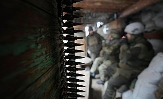 Ukrainische Soldaten ruhen sich in einem Unterschlupf in der Region Luhansk in der Ostukraine aus. - Foto: Vadim Ghirda/AP/dpa