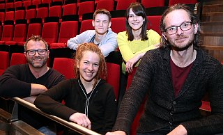 Diese fünf von mehr als 350 Theaterleuten feiern ganz unterschiedlich Weihnachten, manche haben auch Dienst: Ankleider Stephan Killian, Requisiteurin Inken Ewert, Tänzer Alexandre Nodari, Dramaturgin Janett Metzger und Theater- und Tanzpädagoge Gianni Cuccaro. Foto: Wolfgang Rudolf - Wolfgang Rudolf