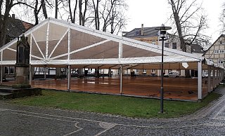 Das Gottesdienstzelt auf dem Kirchplatz in Brakel ist bereits aufgebaut. Sechs Gottesdienste werden hier an Heiligabend gefeiert. - Manuela Puls