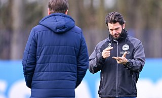 Schon im vierten Jahr: Und Athletik-Trainer Niklas Klasen (r.) bleibt dem DSC Arminia Bielefeld erhalten. - Teresa Kroeger