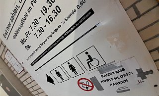 Einfach gehandhabt: Ein aufgeklebtes Schild zum Parkhaus an der Bachstraße kann bis Jahresende hängen bleiben. - Simone Flörke